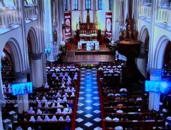 Permainan Angklung dan Lagu ARBAB Sambut Paus Fransiskus di Gereja Katedral