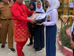 Bupati Zukri Serahkan Bantuan Seragam Sekolah Untuk Anak Yatim Dan Fakir Miskin Di SMPN 1 Pangkalan Kerinci