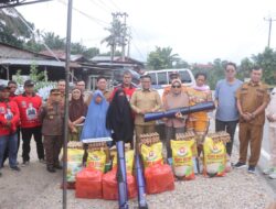 Tinjau Bencana Longsor di Delik, Bupati Zukri berikan bantuan sembako