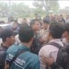 Demo Tuntut Kepastian Realisasi Beasiswa Mahasiswa Ricuh, Mahasiswa dengan Aparat Kepolisian Bentrok